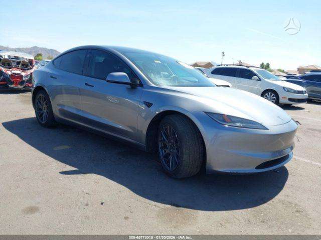Tesla Model 3, Седан