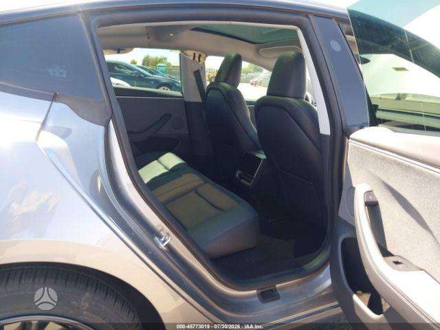 Tesla Model 3, Седан