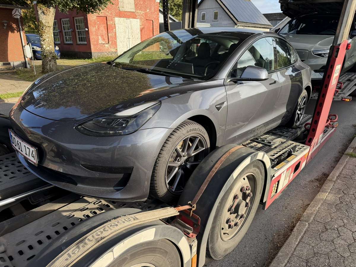 Tesla Model 3, 68 kWh, hatchback