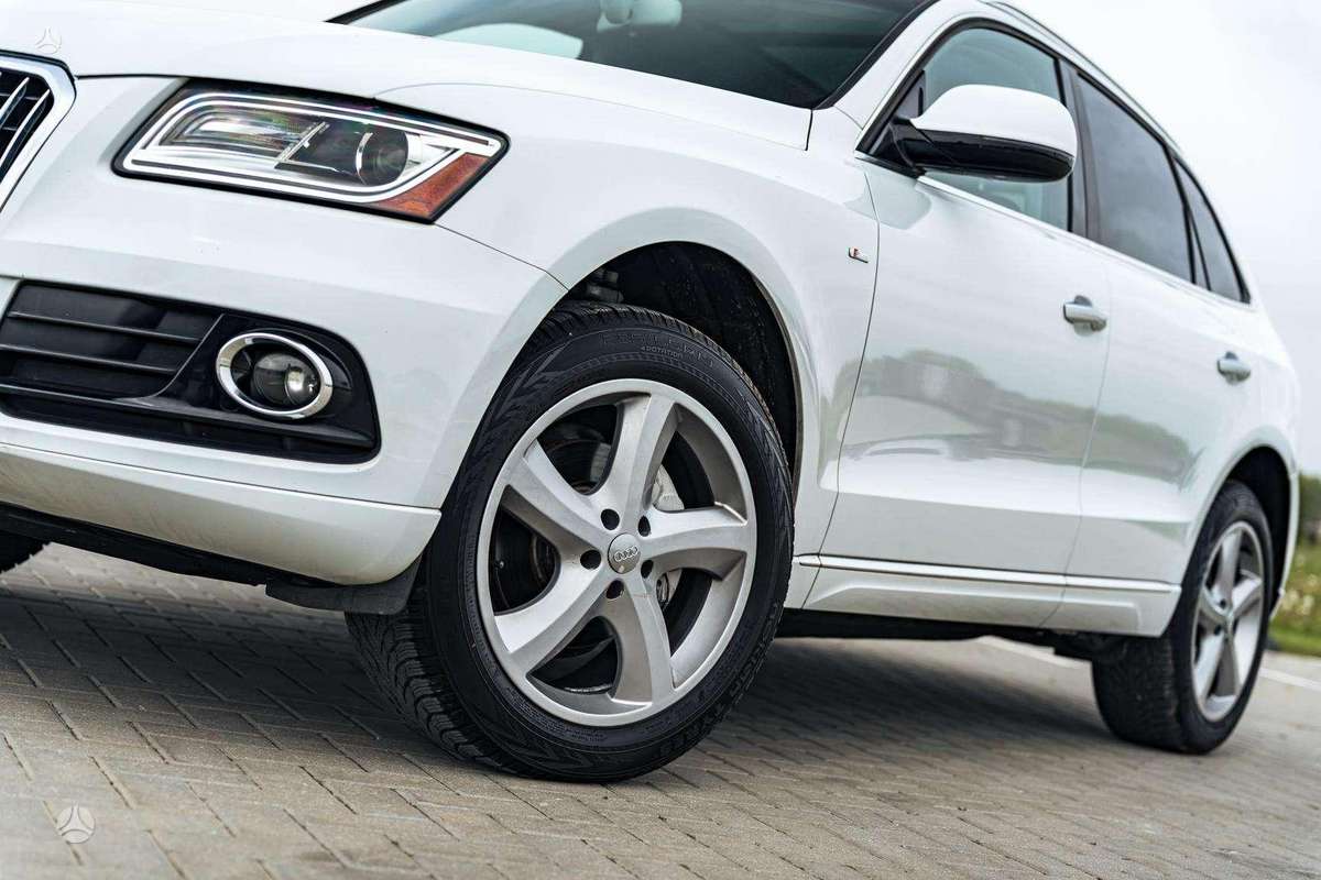 Audi Q5, 2.0 l., off-road / crossover