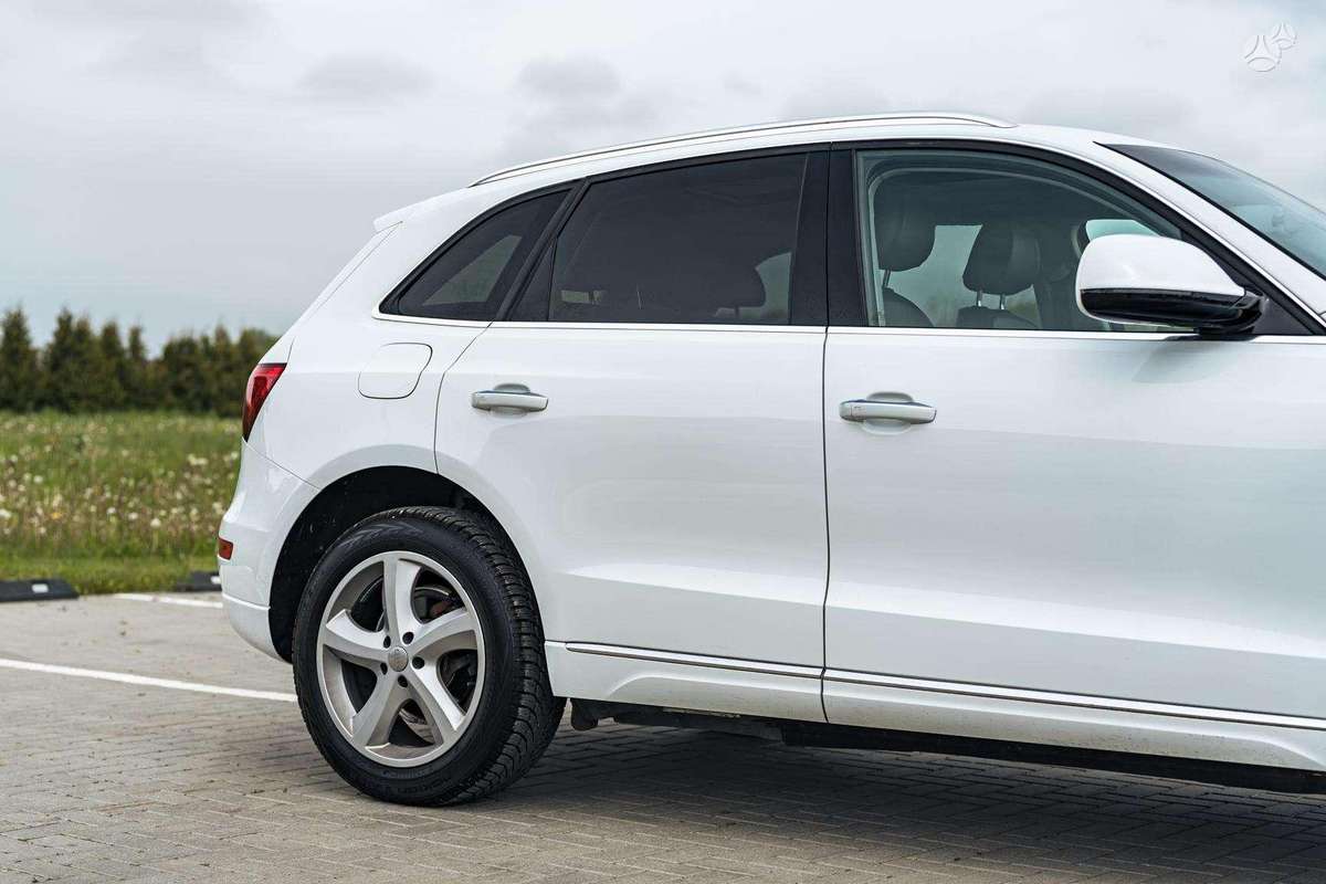 Audi Q5, 2.0 l., off-road / crossover