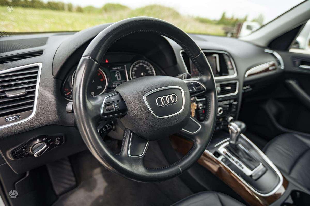 Audi Q5, 2.0 l., off-road / crossover