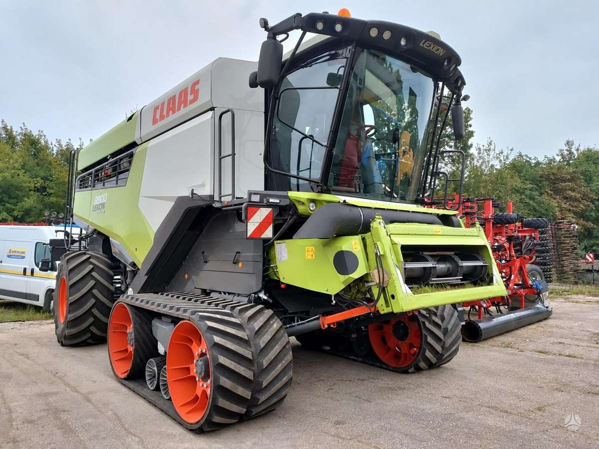 Claas LEXION 8900TT, combine harvesters
