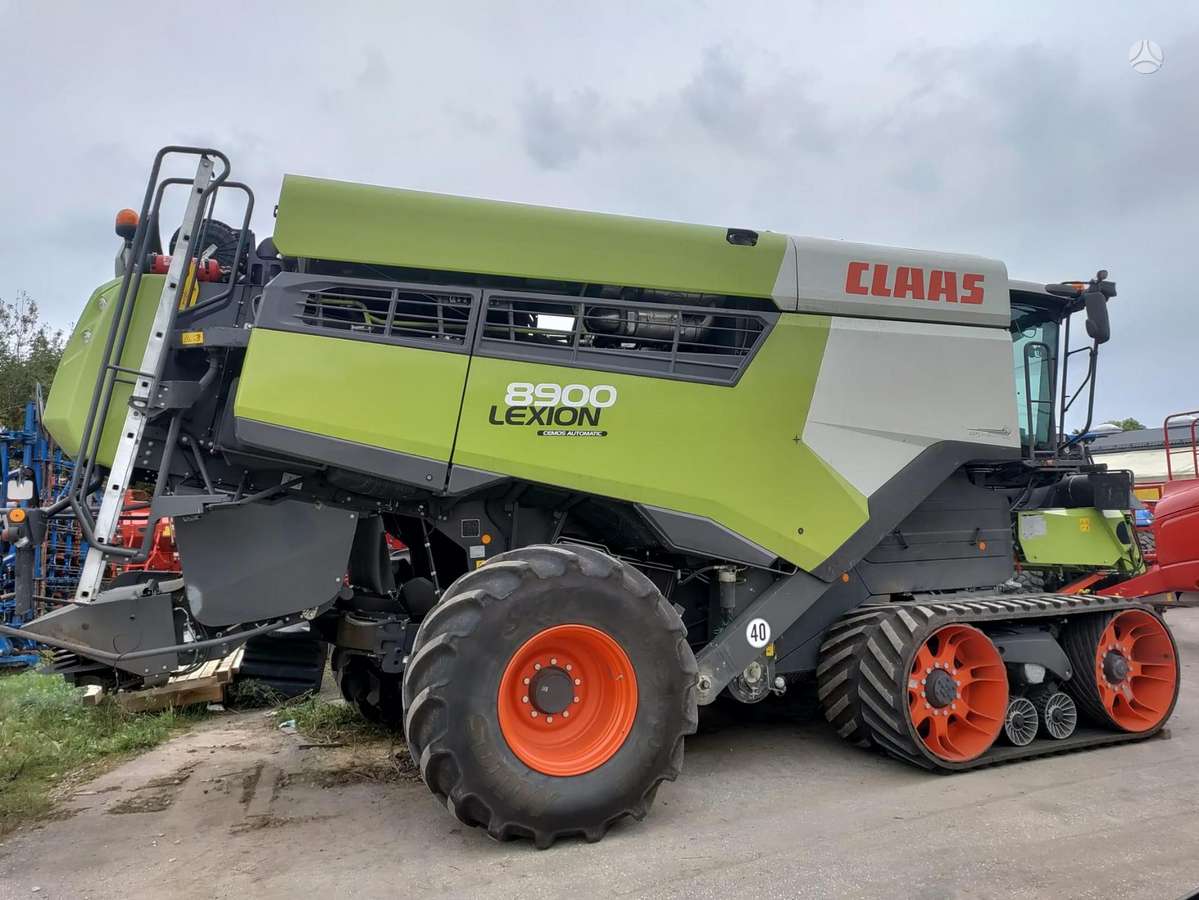 Claas LEXION 8900TT, combine harvesters