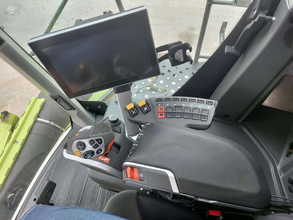 Claas LEXION 8900TT, combine harvesters