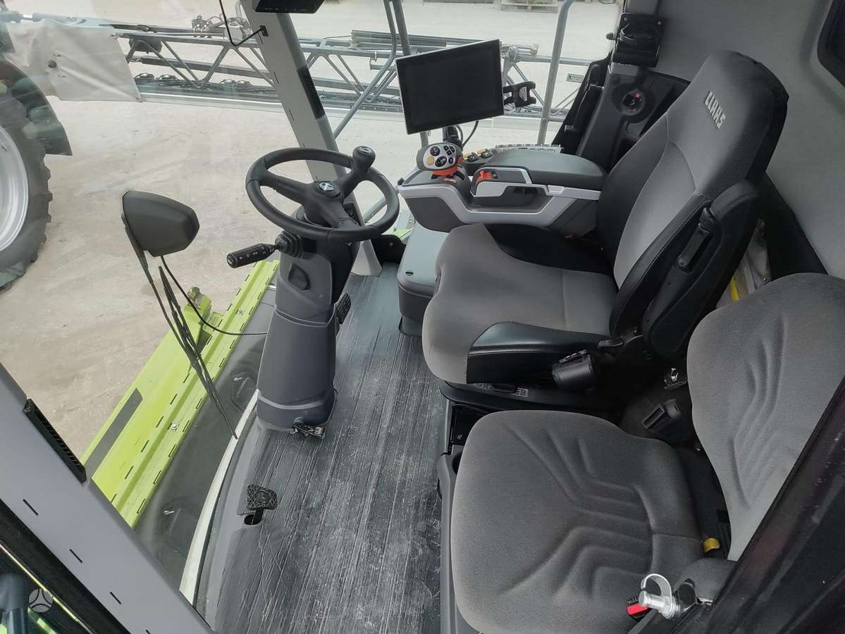 Claas LEXION 8900TT, combine harvesters