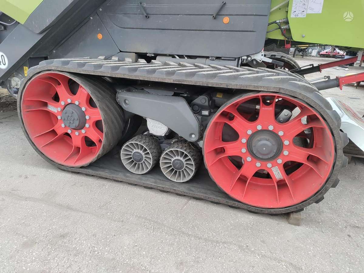 Claas LEXION 8900TT, combine harvesters