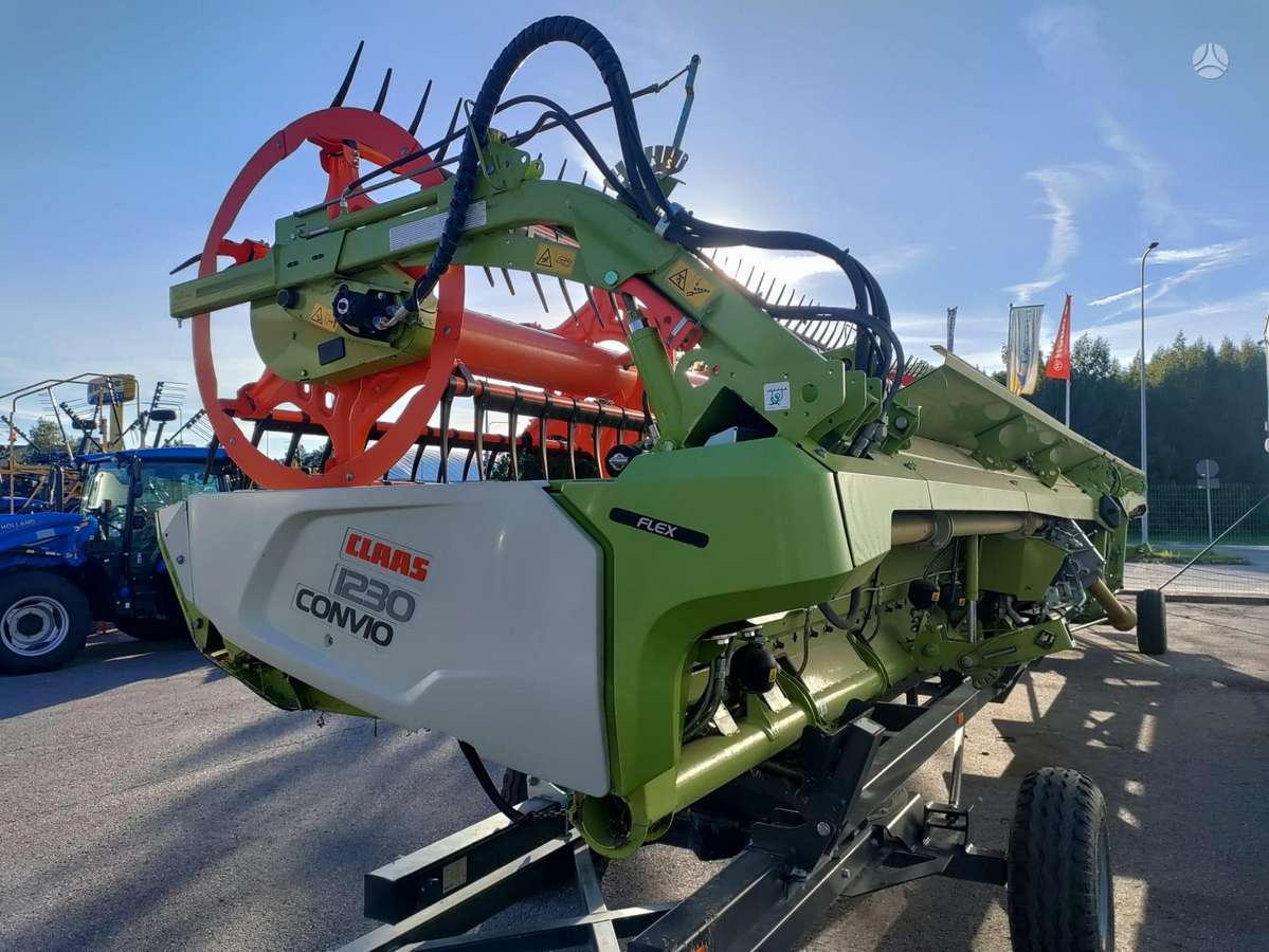 Claas LEXION 8900TT, combine harvesters