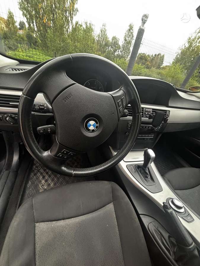 BMW 320, Седан