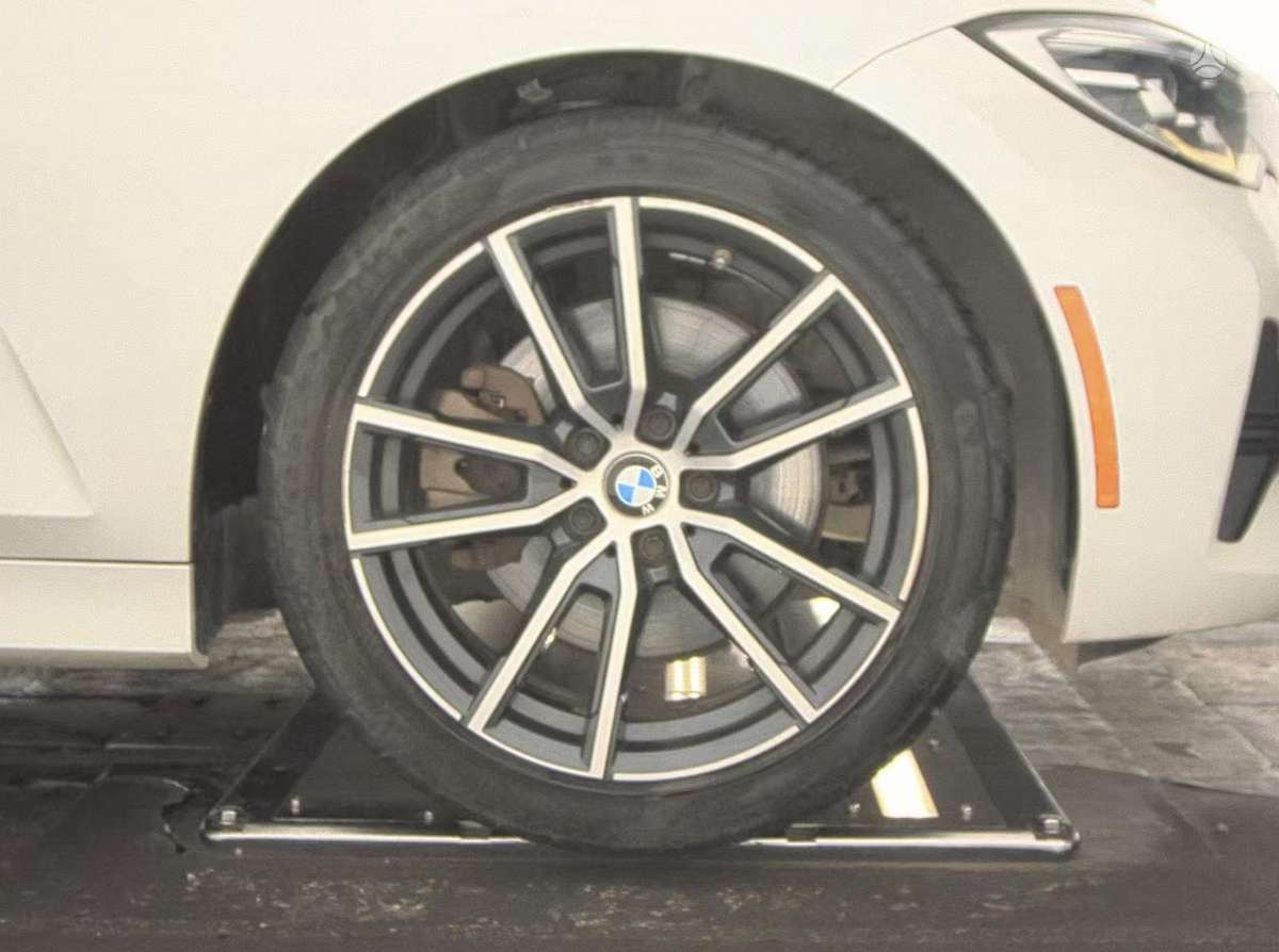 BMW 330, 2.0 l., Седан