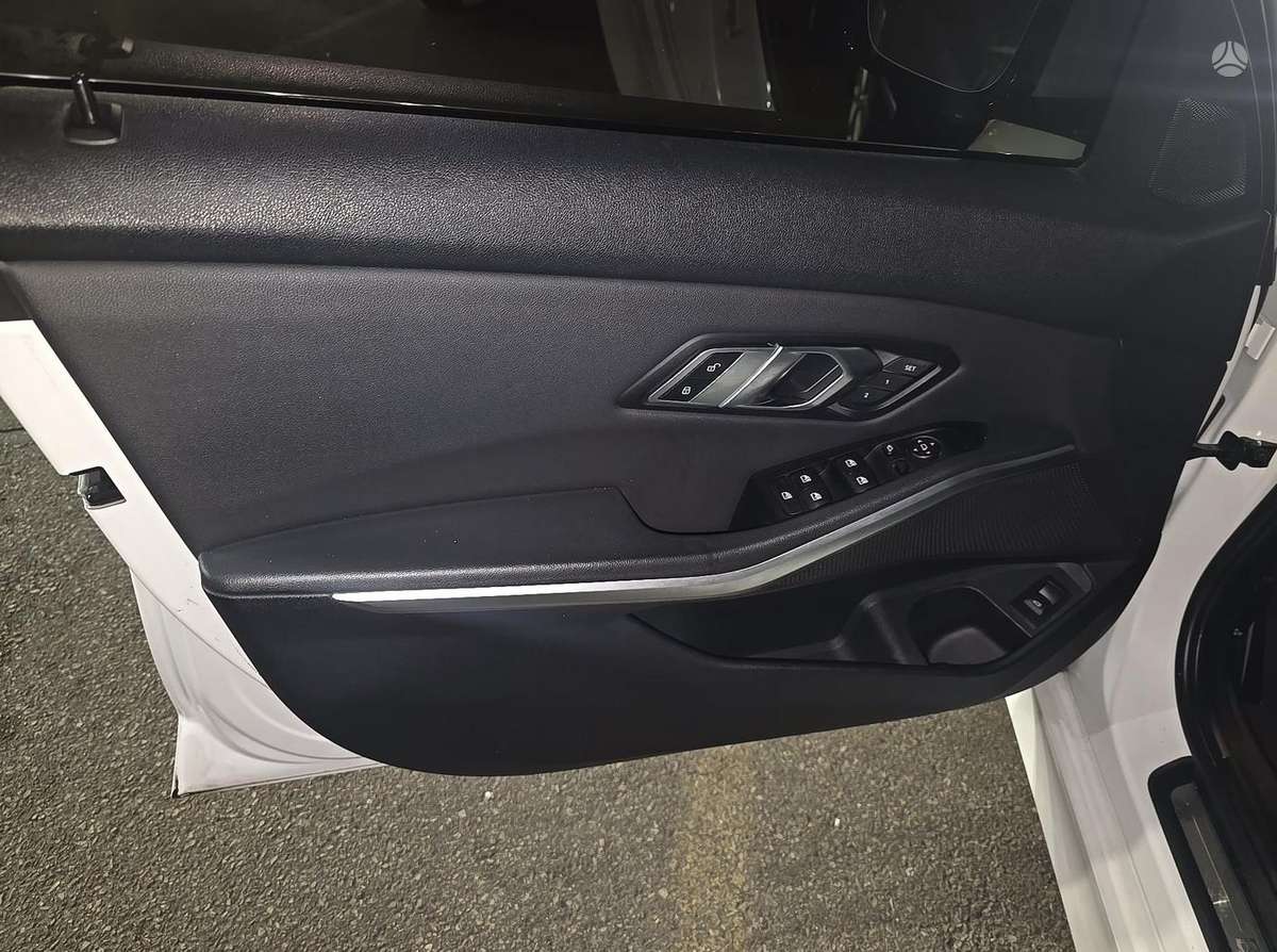 BMW 330, 2.0 l., Седан