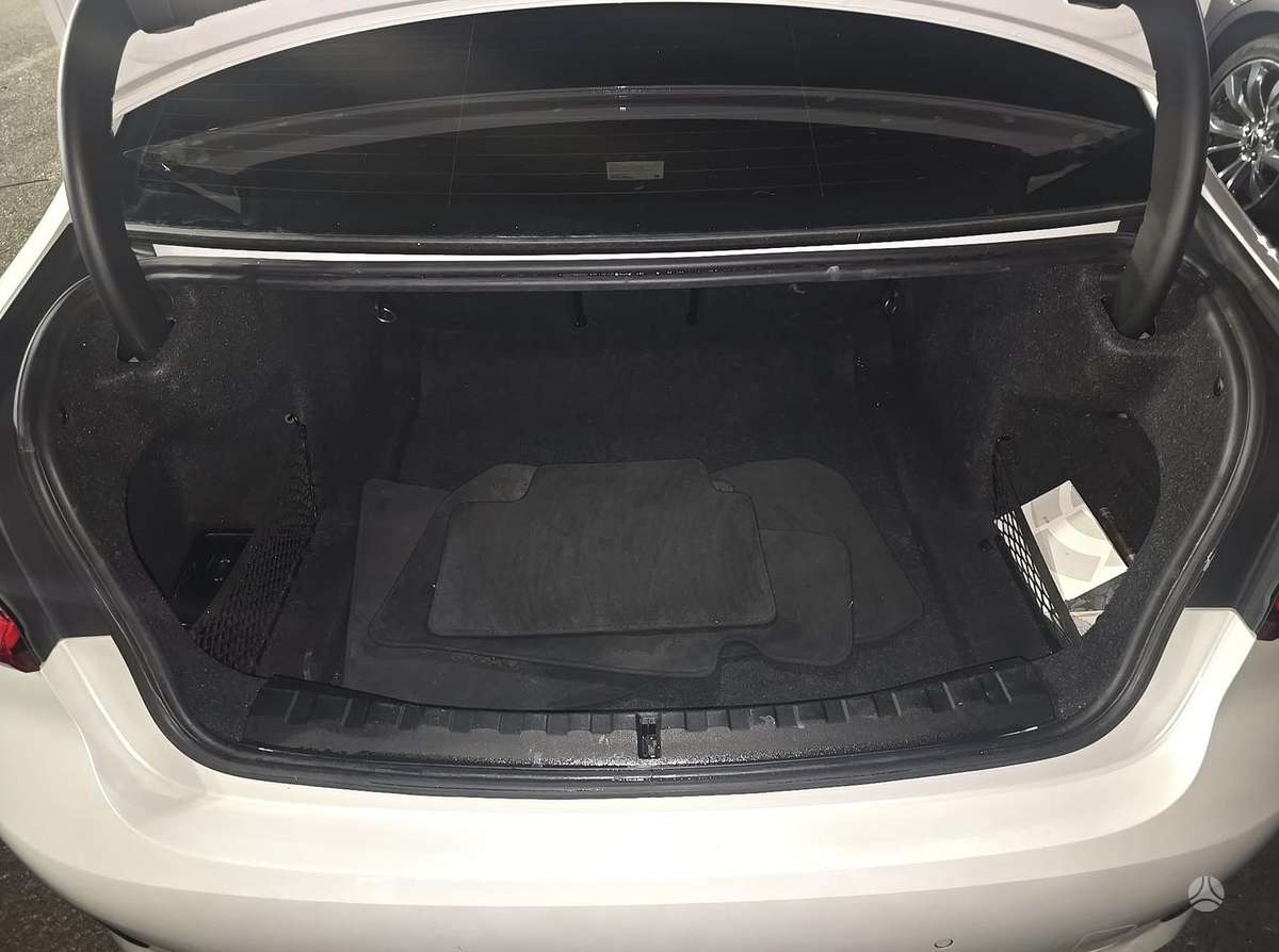 BMW 330, 2.0 l., Седан
