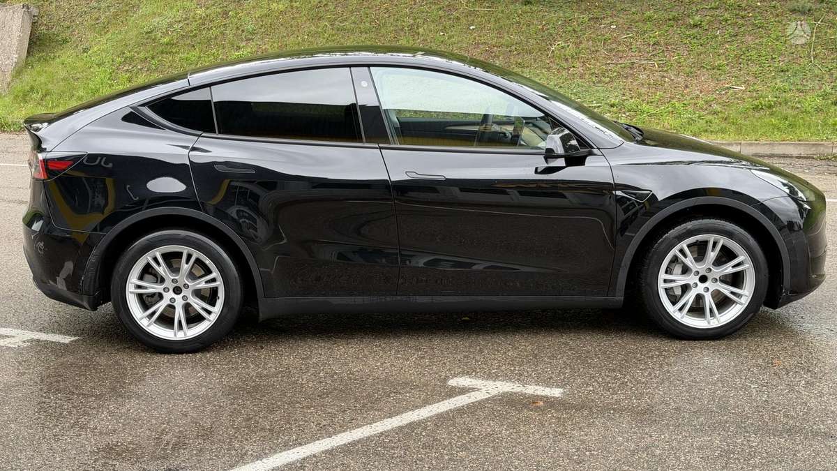 Tesla Model Y, 60 kWh, hatchback