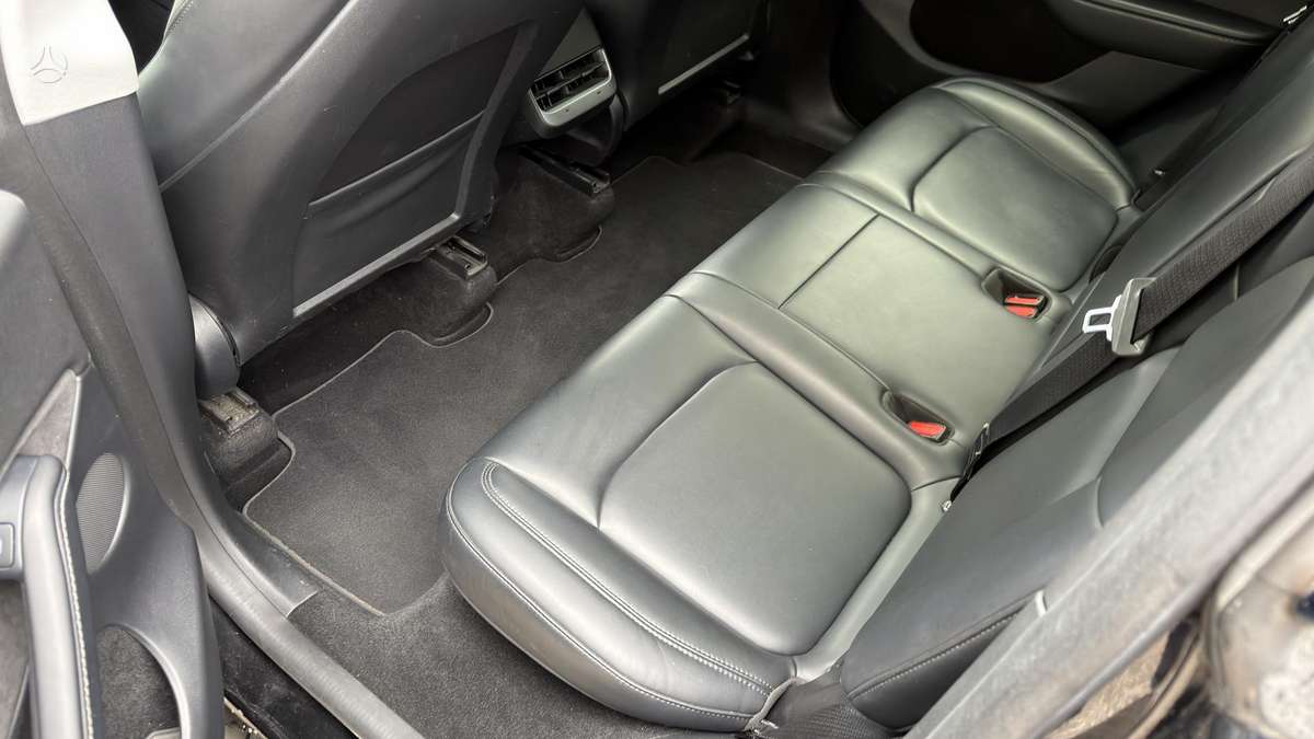 Tesla Model Y, 60 kWh, hatchback