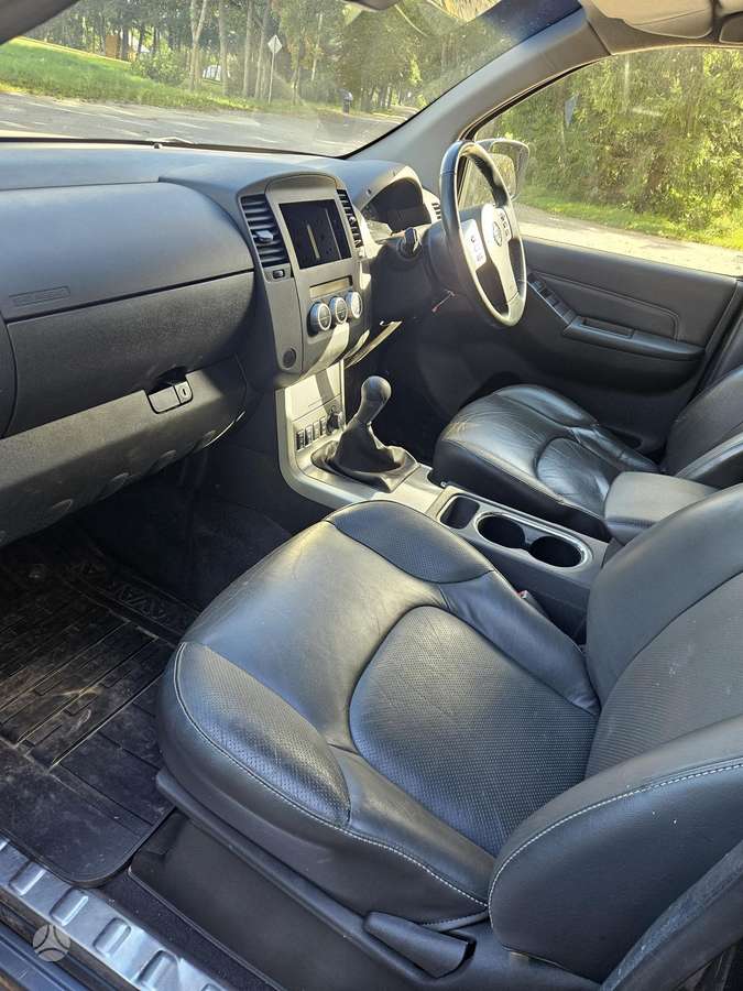 Nissan Navara, 2.5 l., Пикап