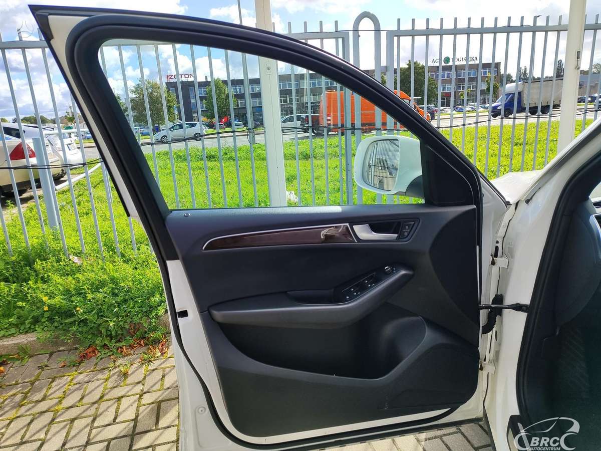 Audi Q5, 2.0 l., off-road / crossover