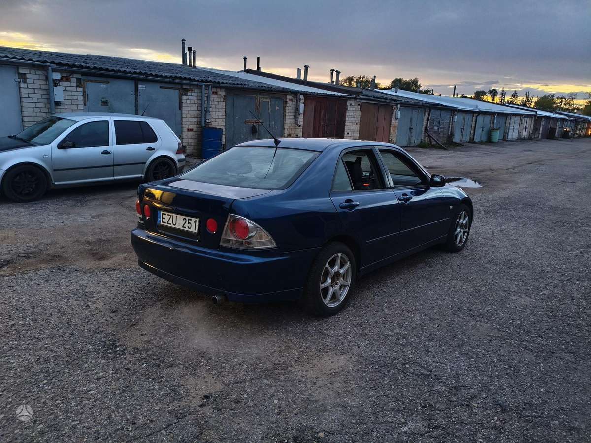 Lexus IS 200, 2.0 l., sedanas