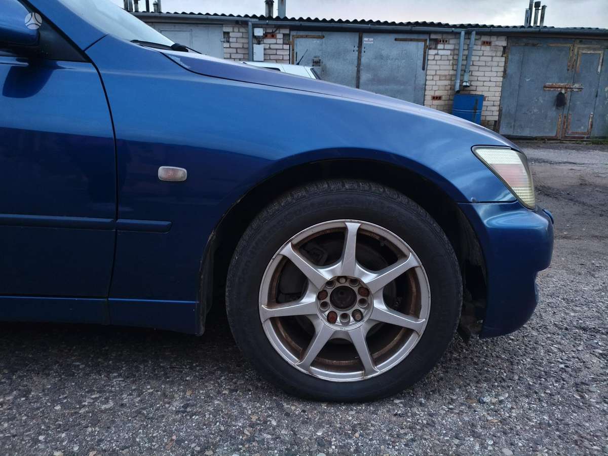 Lexus IS 200, 2.0 l., sedanas