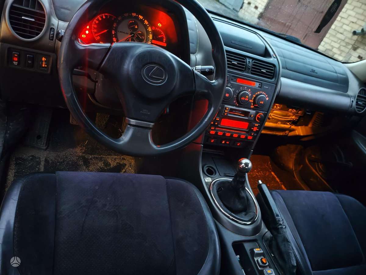 Lexus IS 200, 2.0 l., sedanas