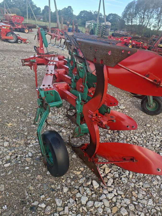 Kverneland EM 85-200-8, plūgai
