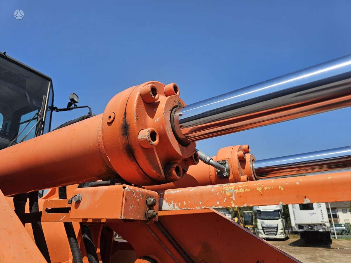 Hitachi ZW330, фронтальные погрузчики