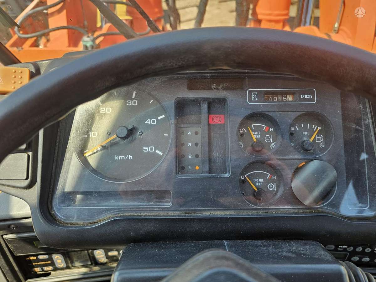 Hitachi ZW330, фронтальные погрузчики
