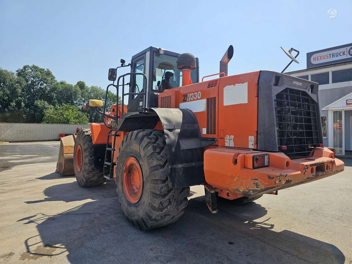 Hitachi ZW330, фронтальные погрузчики