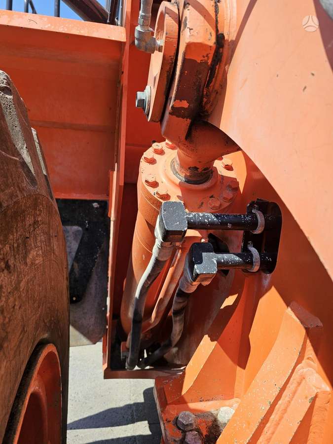 Hitachi ZW330, фронтальные погрузчики