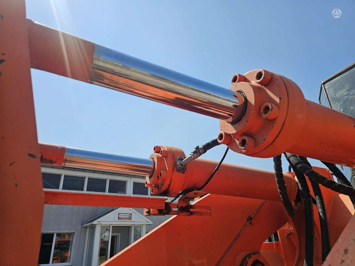 Hitachi ZW330, фронтальные погрузчики