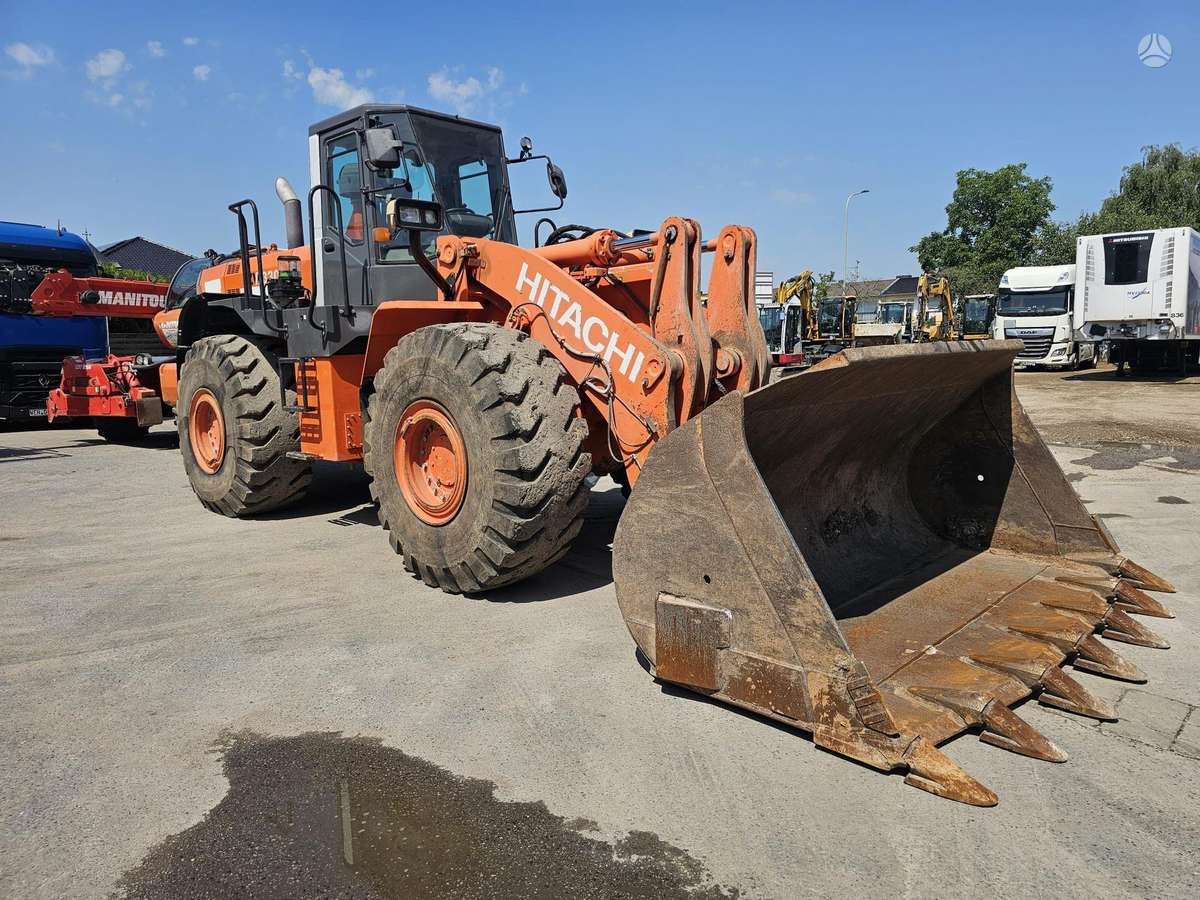 Hitachi ZW330, фронтальные погрузчики