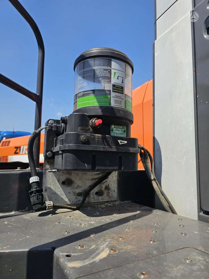 Hitachi ZW330, фронтальные погрузчики