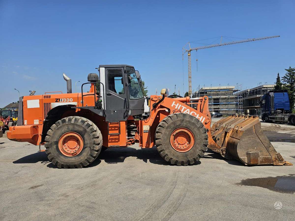 Hitachi ZW330, фронтальные погрузчики