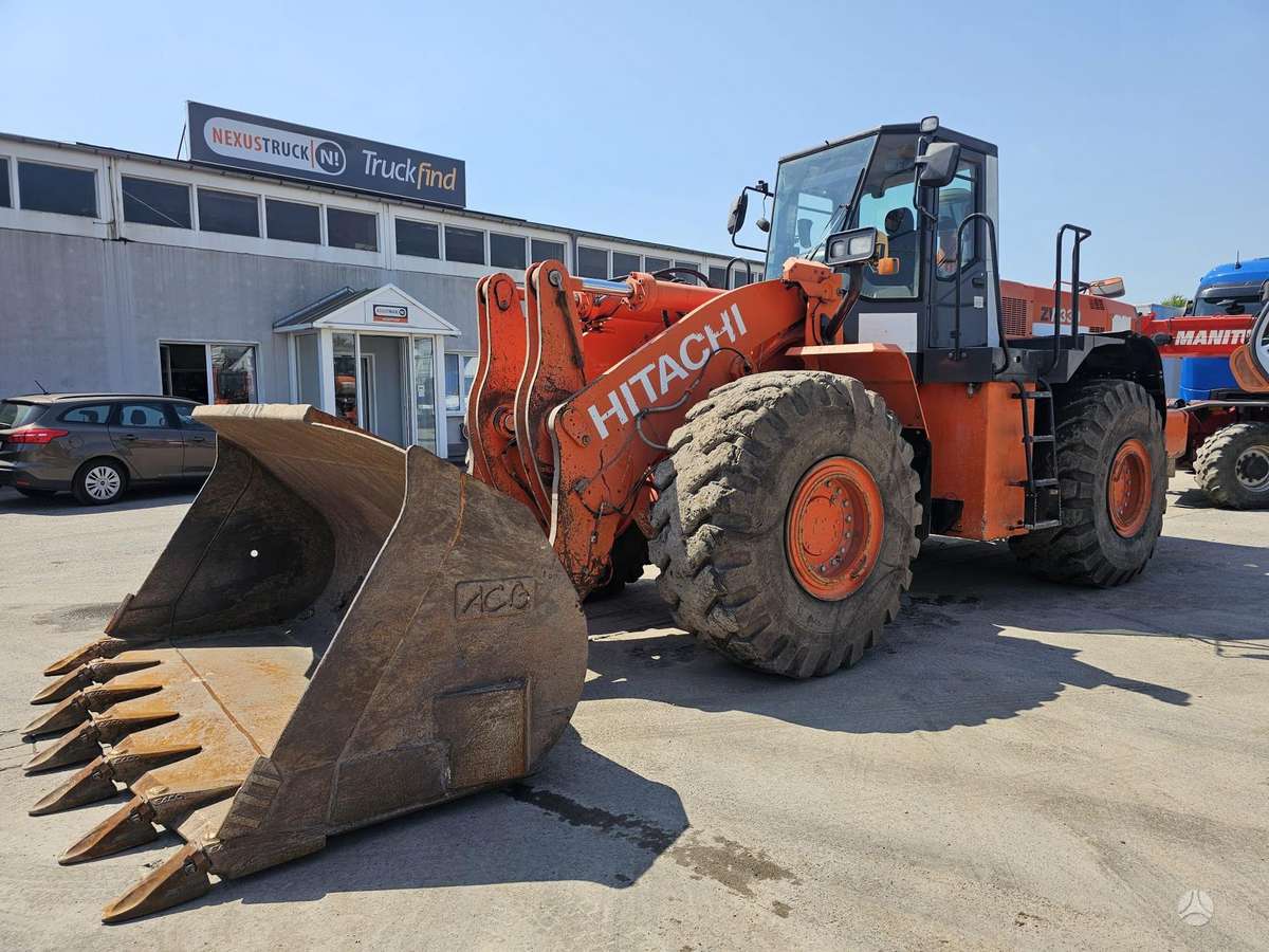 Hitachi ZW330, фронтальные погрузчики