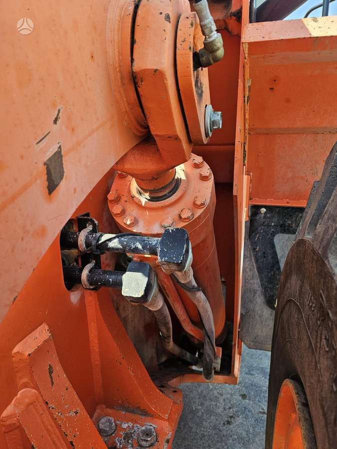 Hitachi ZW330, фронтальные погрузчики