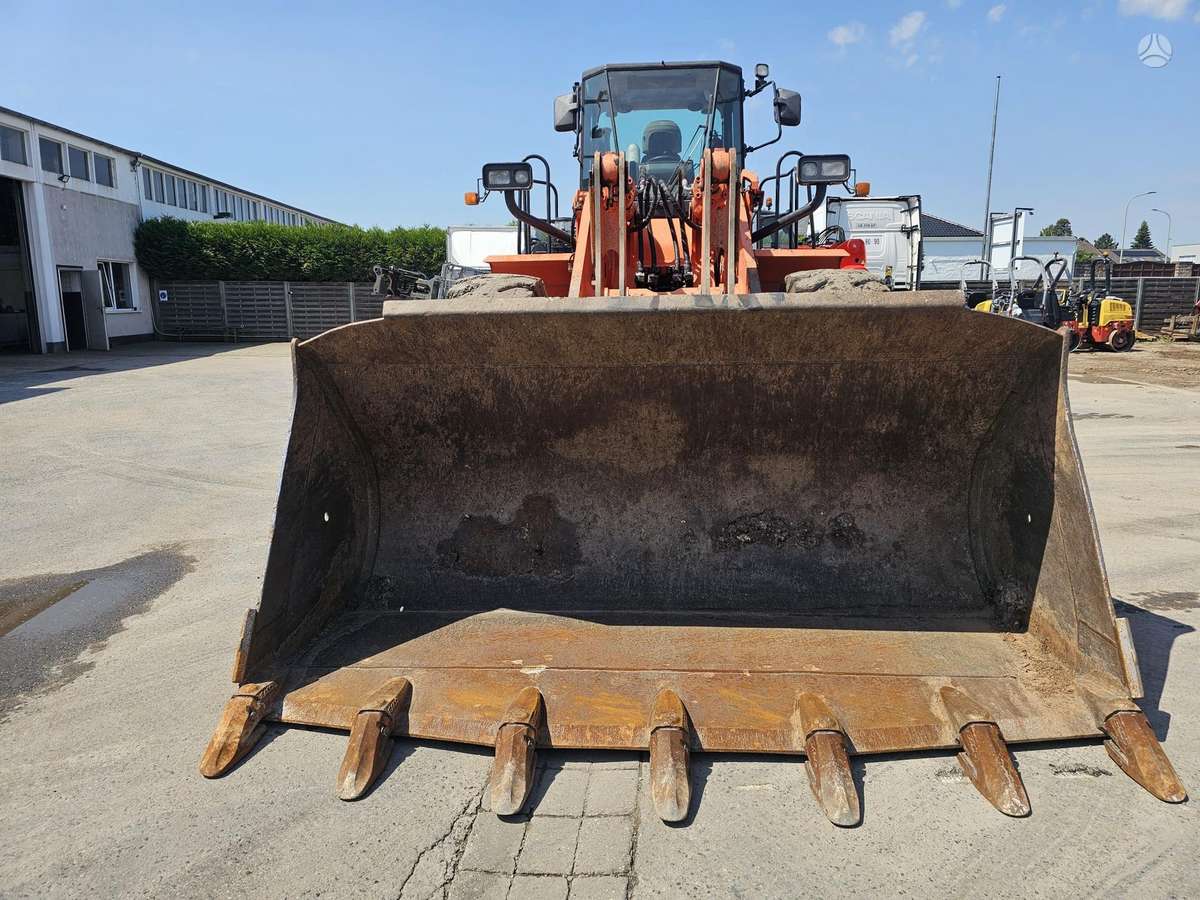 Hitachi ZW330, фронтальные погрузчики