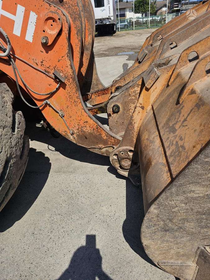 Hitachi ZW330, фронтальные погрузчики