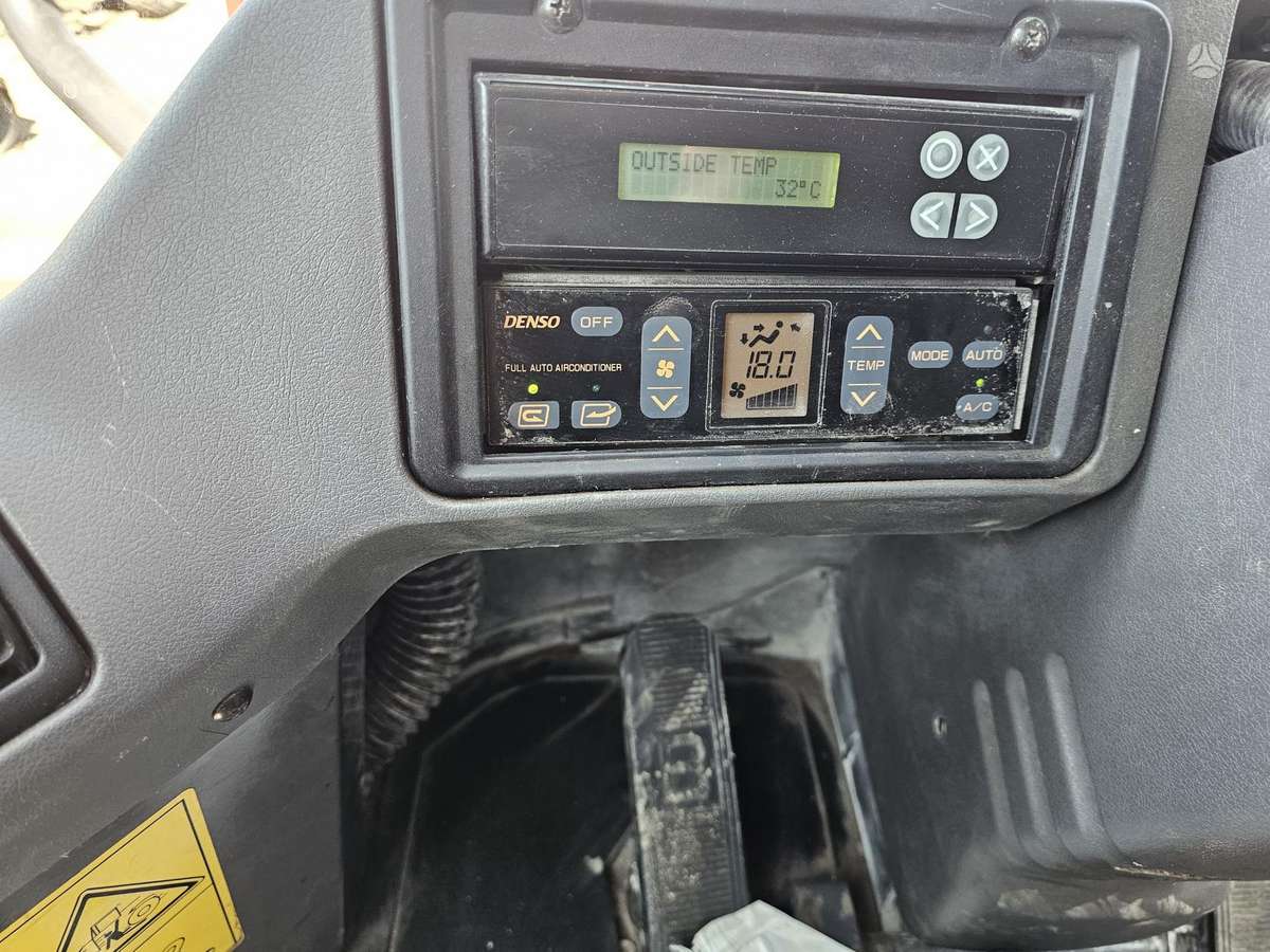 Hitachi ZW330, фронтальные погрузчики
