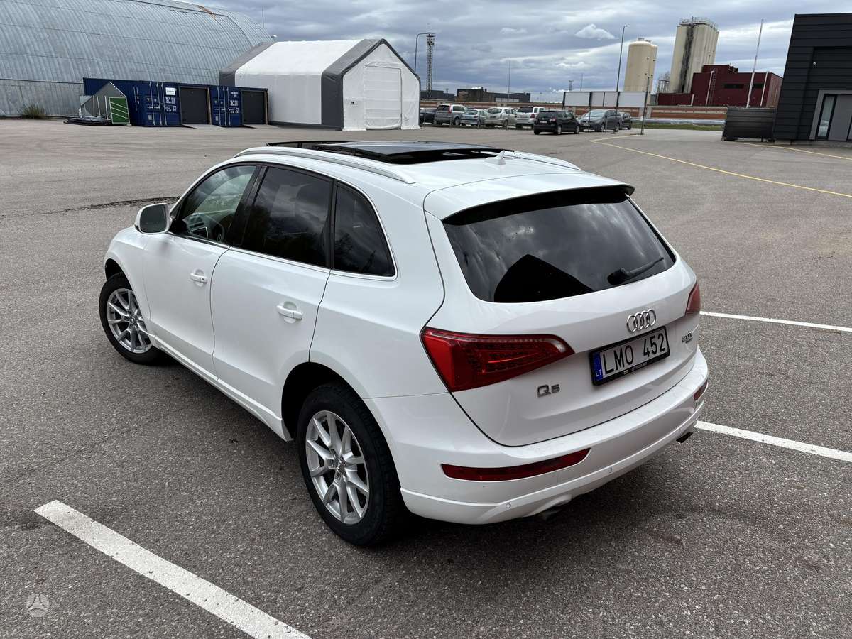 Audi Q5, 2.0 l., off-road / crossover