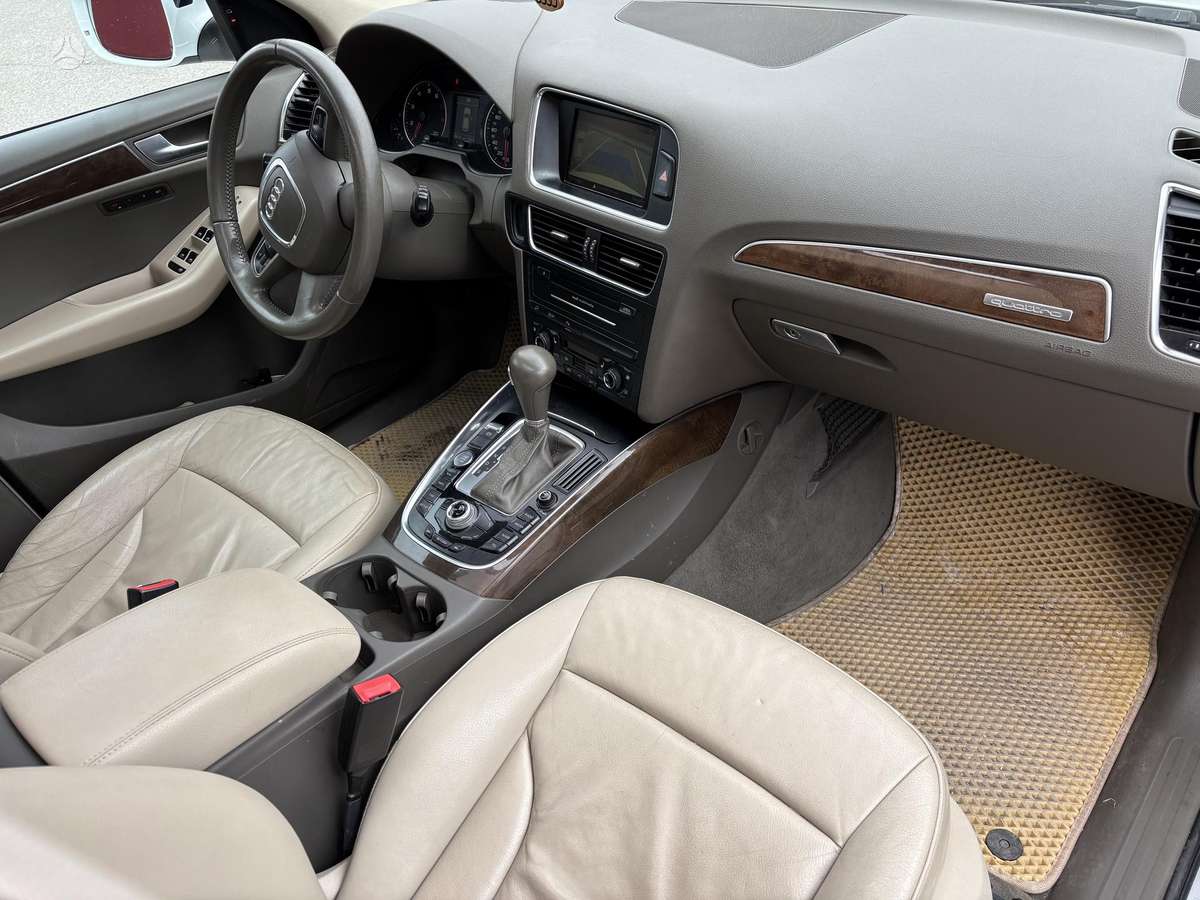 Audi Q5, 2.0 l., off-road / crossover