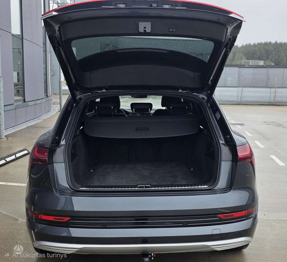 Audi e-tron, 71 kWh, off-road / crossover