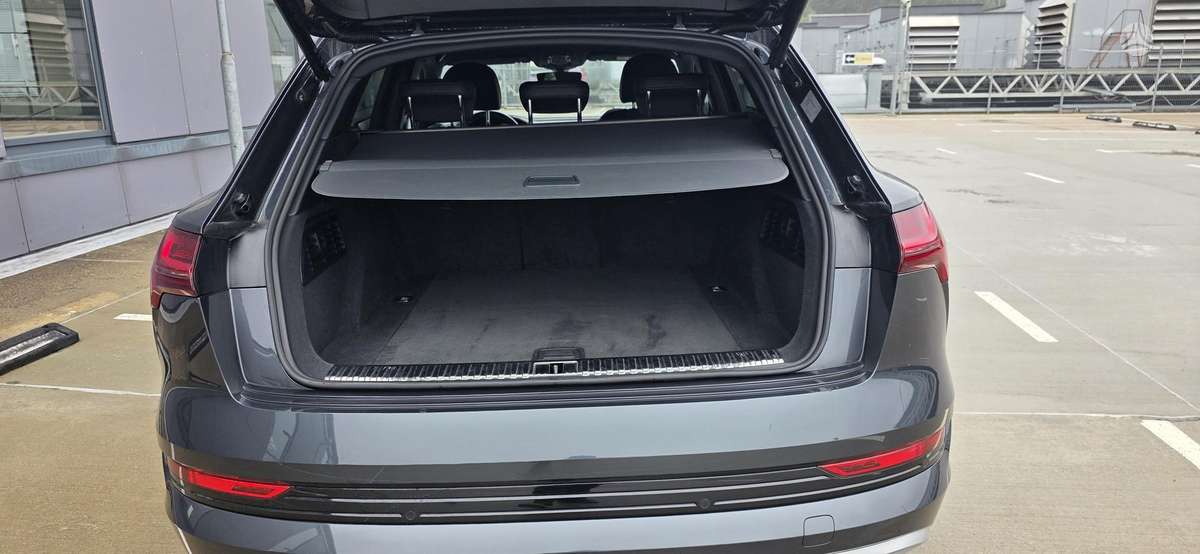 Audi e-tron, 71 kWh, off-road / crossover