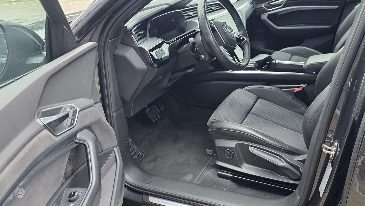 Audi e-tron, 71 kWh, off-road / crossover