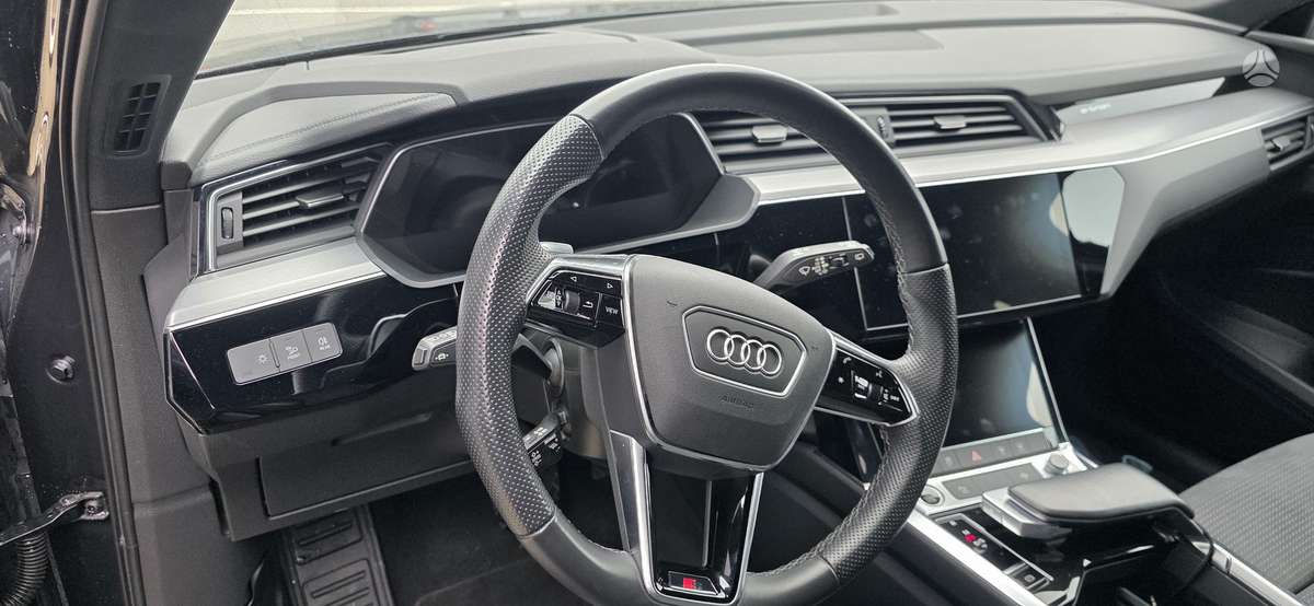 Audi e-tron, 71 kWh, off-road / crossover