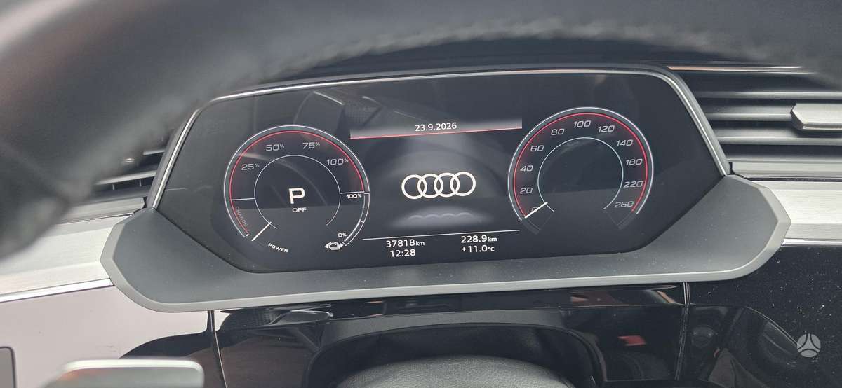 Audi e-tron, 71 kWh, off-road / crossover