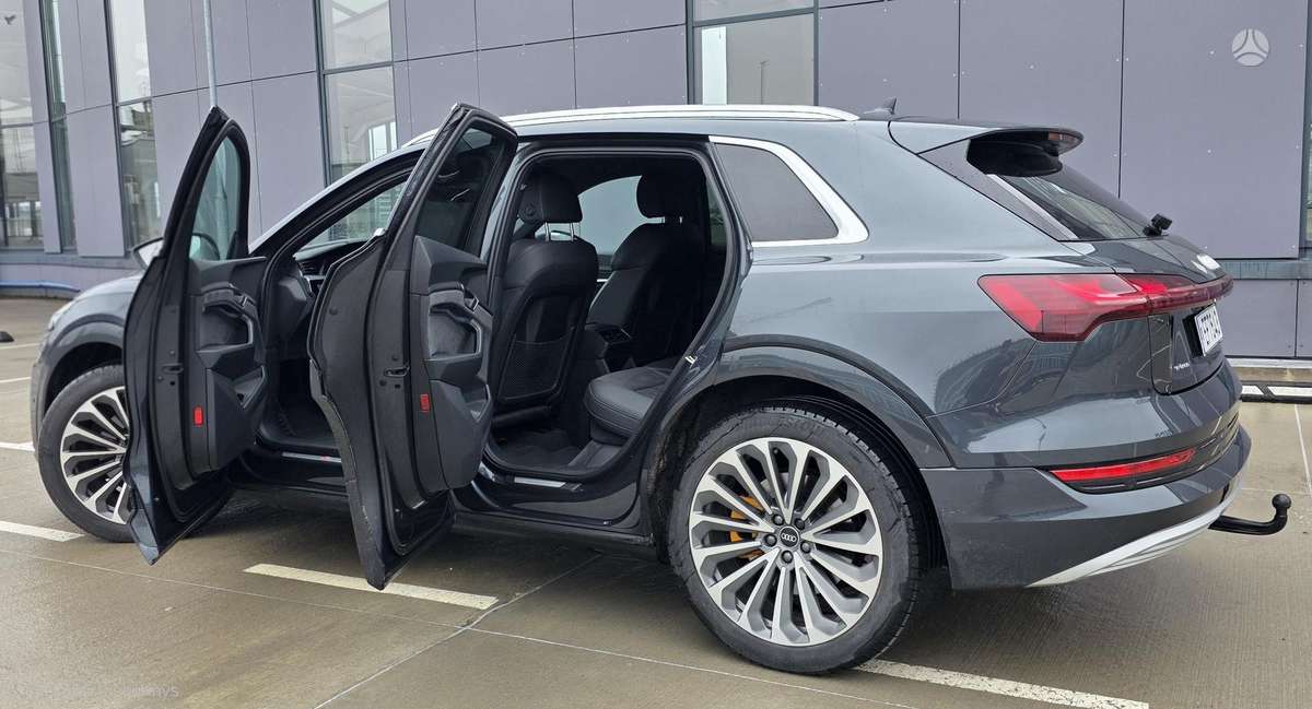 Audi e-tron, 71 kWh, off-road / crossover