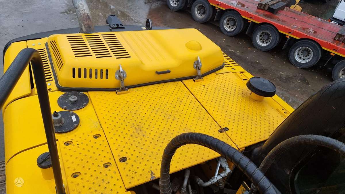JCB JS 220 LC, ekskavatoriai