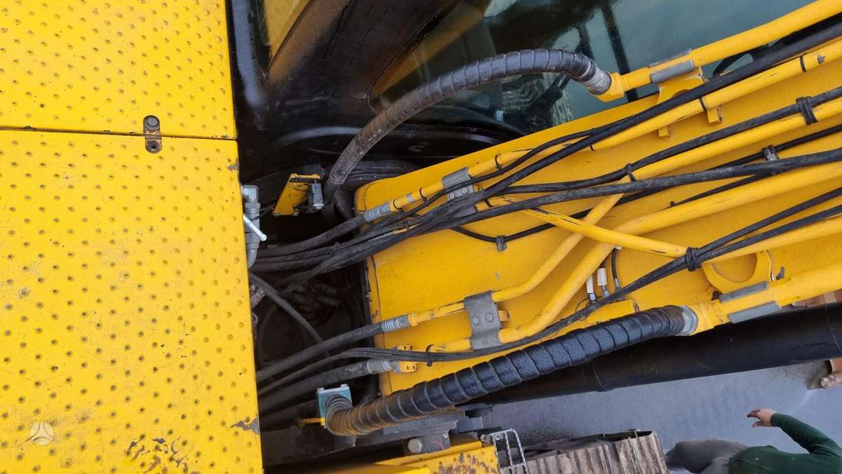 JCB JS 220 LC, ekskavatoriai