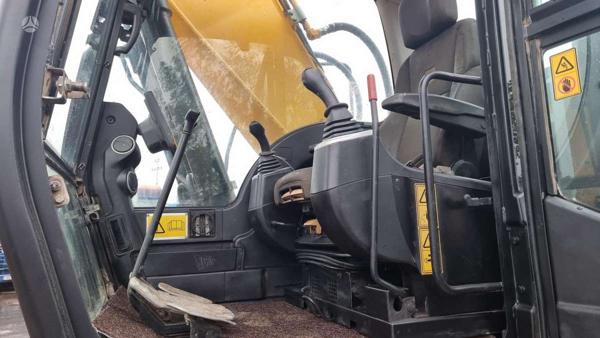 JCB JS 220 LC, ekskavatoriai