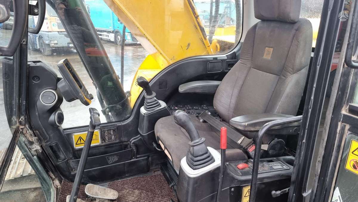 JCB JS 220 LC, ekskavatoriai
