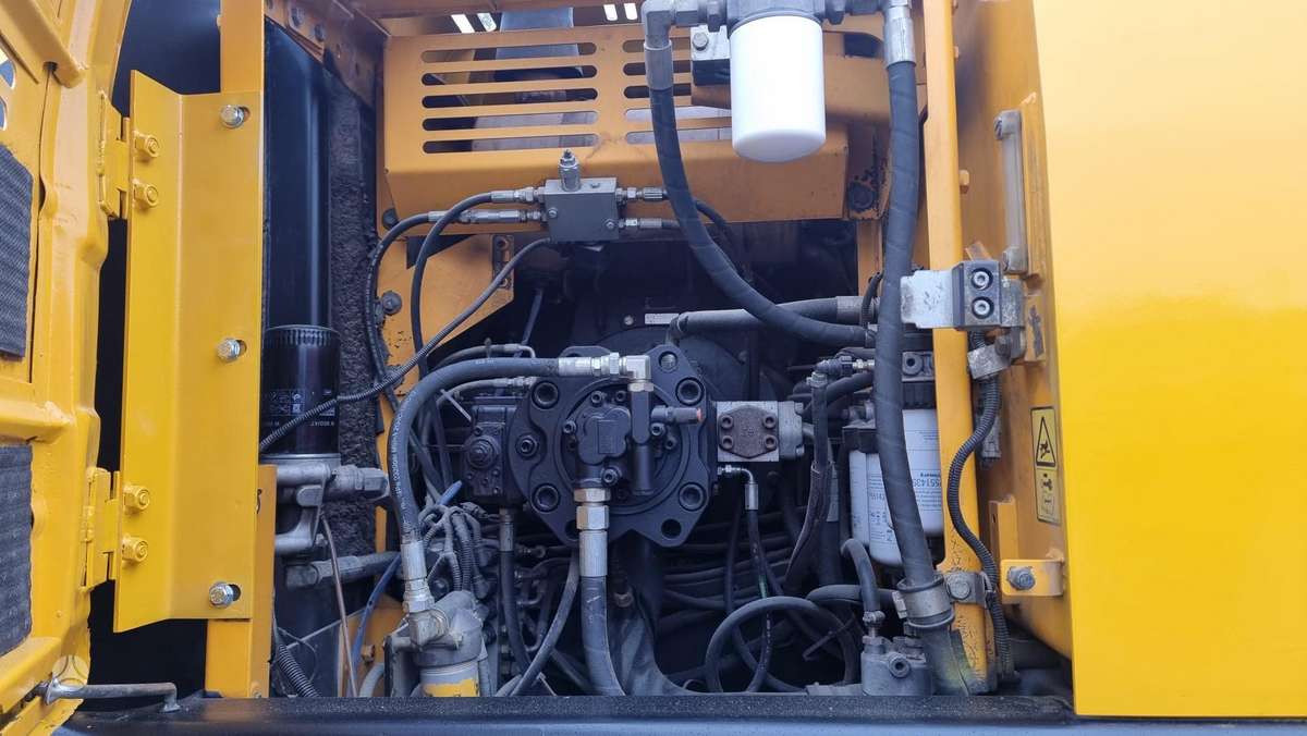 JCB JS 220 LC, ekskavatoriai